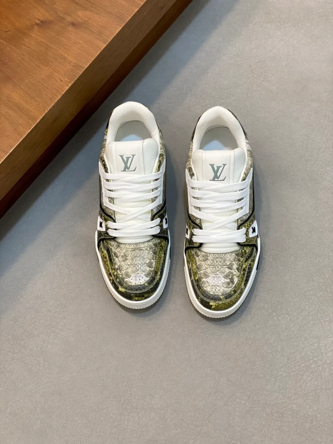 Men's shoes 💰900 LV TRAINER python pattern sneakers for men are shipped. The early version of the LV Vuitton World official website is made of gorgeous python patterns stitched together in different parts. The creative inspiration drawn from retro basketball shoes continues the classic style and incorporates colorful natural patterns to create this new sneaker. The side is decorated with the Vuitton logo, the tongue and heel are decorated with LV letters, and the classic rubber outsole is decorated with Monogram flowers. Needless to say, the comfort of Lujia's shoes is very masculine! Completely packaged! Size: 39-40-41-42-43-44 standard leather shoe size (38/45/46 can be customized and does not support returns or exchanges)